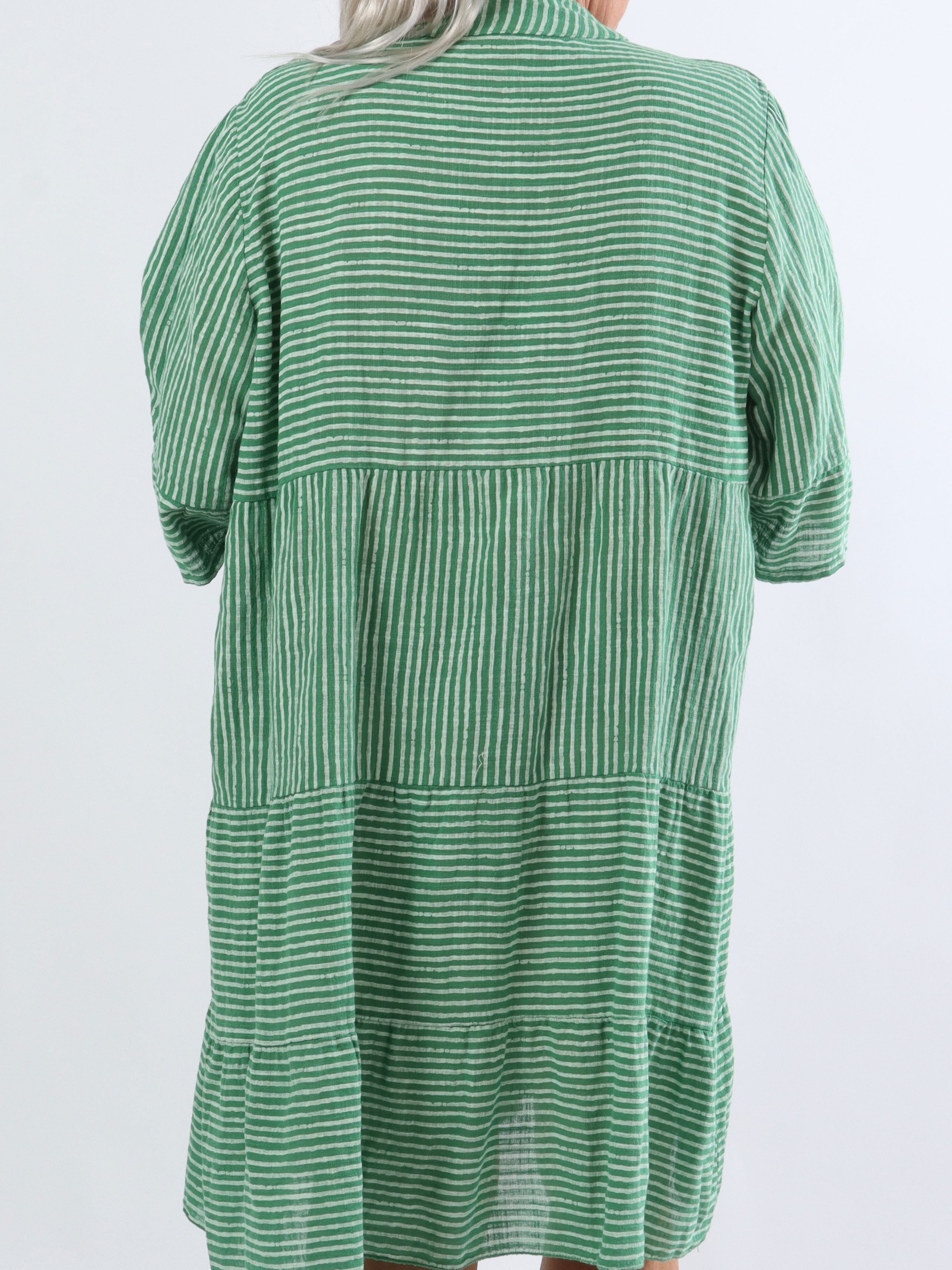 Pola - Söt randig plus size-klänning i lagerform